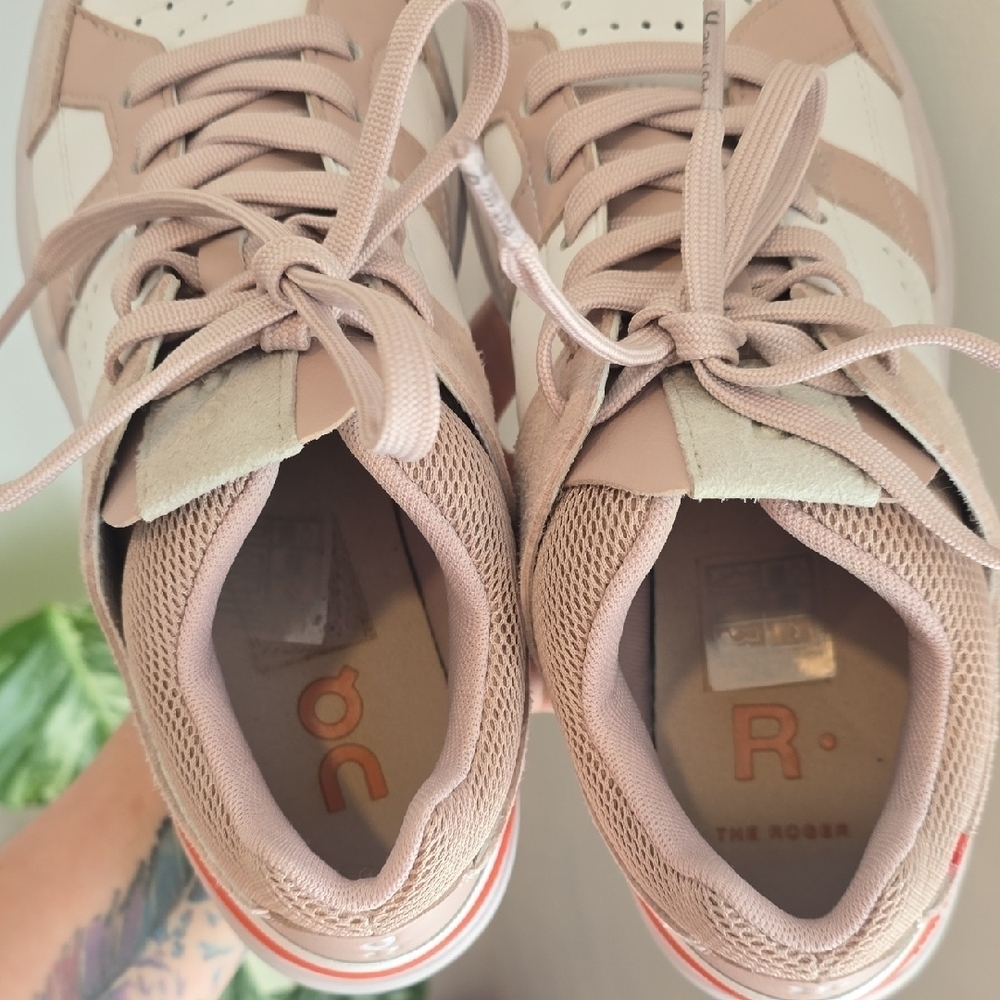 On Running ON The Roger Clubhouse trainers in pink and white - Picture 7 of 8